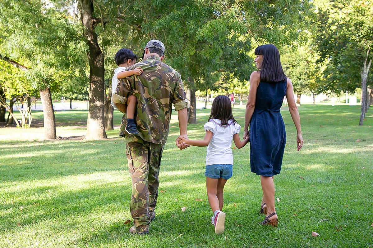 Familia militar caminando en el parque