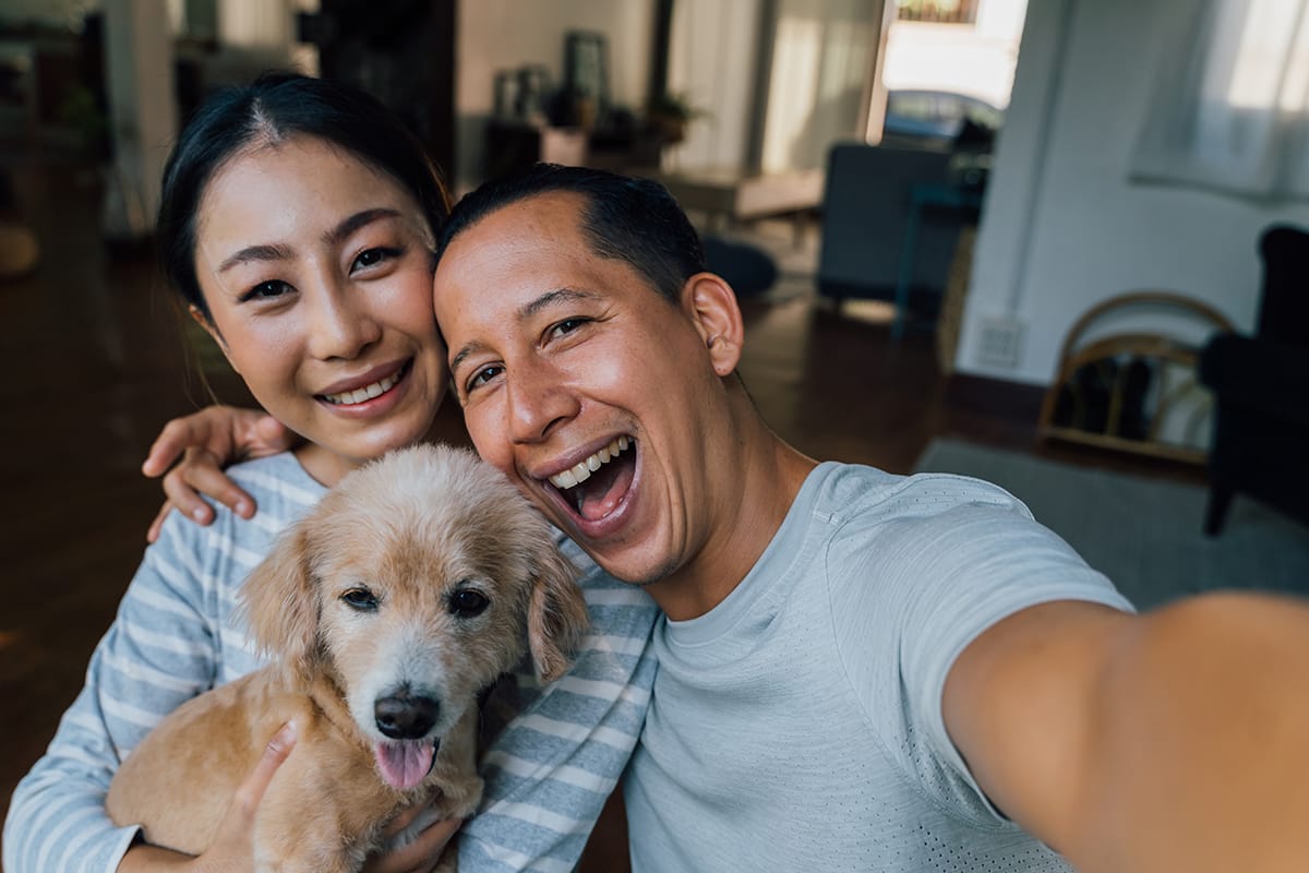 pareja joven, con, un, perrito